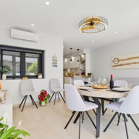 Solana Urban Lux House Center